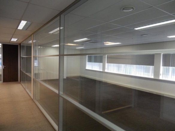 Interieur kantoorruimte in het Robert Falcon Scott Kantorencentrum aan de Scottweg in Goes, met glazen scheidingswanden en veel daglicht