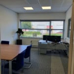 Kantoorruimte in het Christoffel Columbus Kantorencentrum aan de Columbusweg in Goes met vergadertafel en werkplek