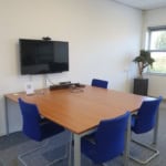 Kantoorruimte in het Christoffel Columbus Kantorencentrum aan de Columbusweg in Goes ingericht met vergadertafel en presentatievoorzieningen