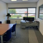 Kantoorruimte in het Christoffel Columbus Kantorencentrum aan de Columbusweg in Goes met werkplek en vergadertafel