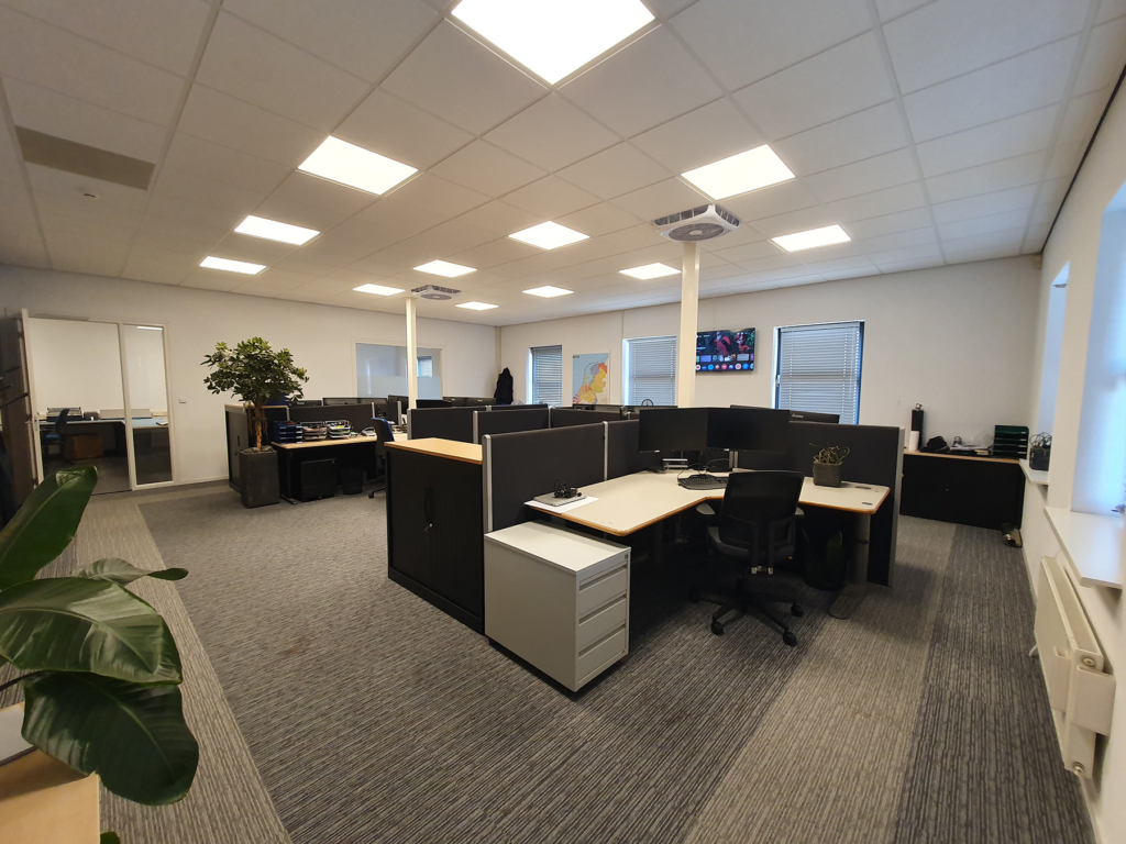 Kantoorruimte in het Christoffel Columbus Kantorencentrum aan de Columbusweg in Goes met werkplekken en moderne inrichting