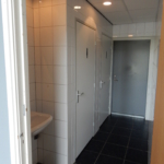 Toiletruimte in het Robert Falcon Scott Kantorencentrum aan de Scottweg in Goes met nette voorzieningen