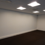 Lege kantoorruimte in het Robert Falcon Scott Kantorencentrum aan de Scottweg in Goes met moderne verlichting