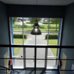 Zicht vanuit de hal van het Robert Falcon Scott Kantorencentrum aan de Scottweg in Goes naar de entree en buitenomgeving