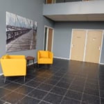 Entree van het Robert Falcon Scott Kantorencentrum aan de Scottweg in Goes met zitgedeelte en toiletten