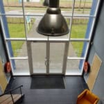 Entree van het Robert Falcon Scott Kantorencentrum aan de Scottweg in Goes met glazen gevel en zicht naar buiten