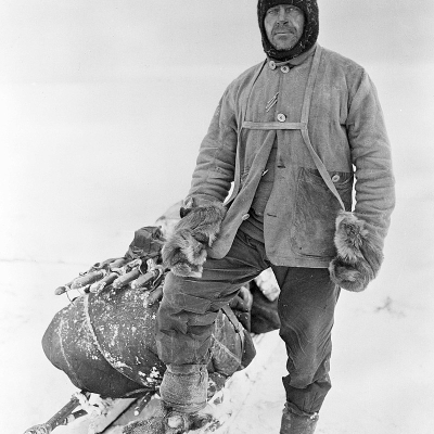 Robert Falcon Scott tijdens poolexpeditie met slede en uitrusting in de sneeuw